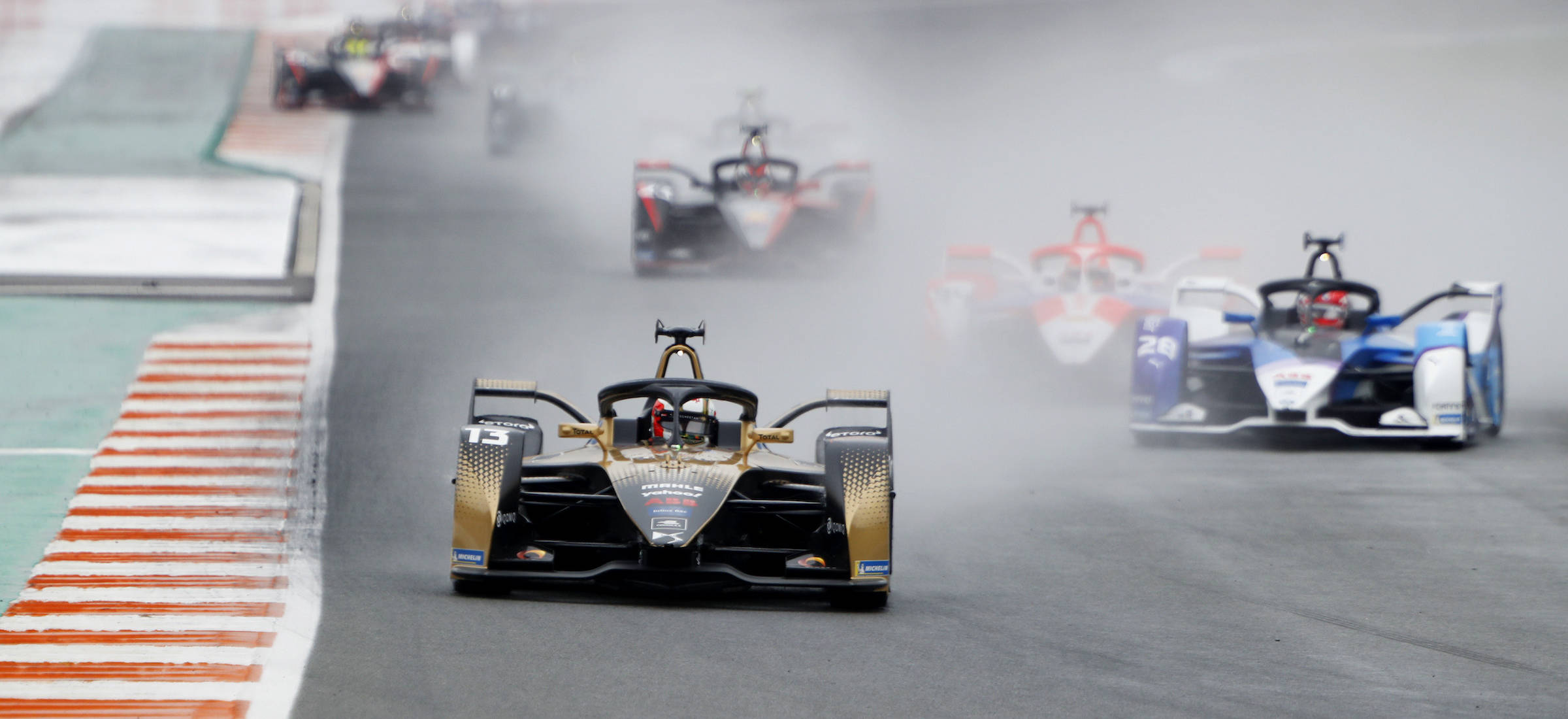 Połowa aut nie dojechała do mety – brakło prądu. Farsa w E-Prix w Walencji