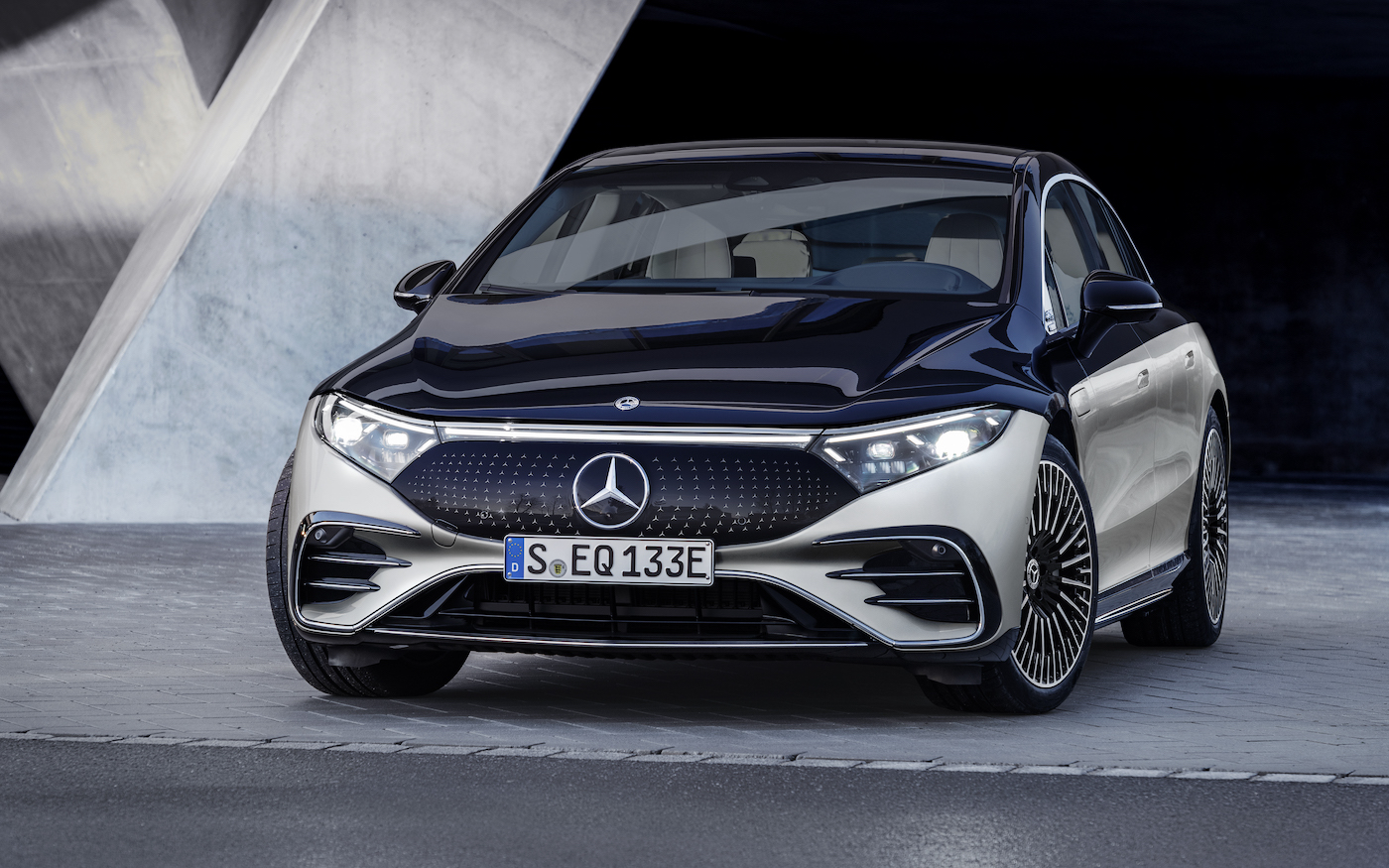 Oto Mercedes EQS w całej okazałości. Piękne wnętrze i 770 km zasięgu