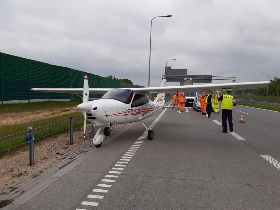lądowanie awaryjne na autostradzie