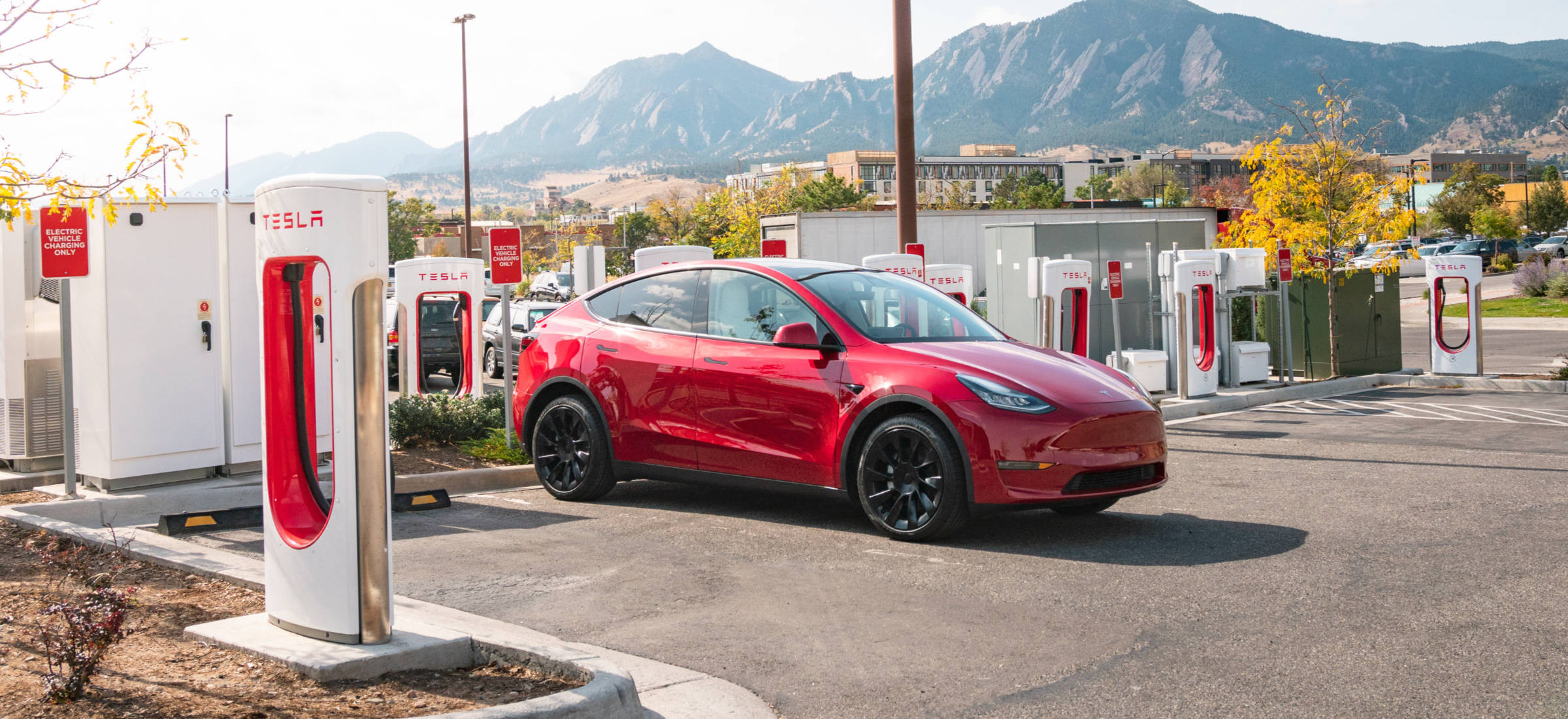 tesla darmowe ładowanie tesla autopilot śledztwo
