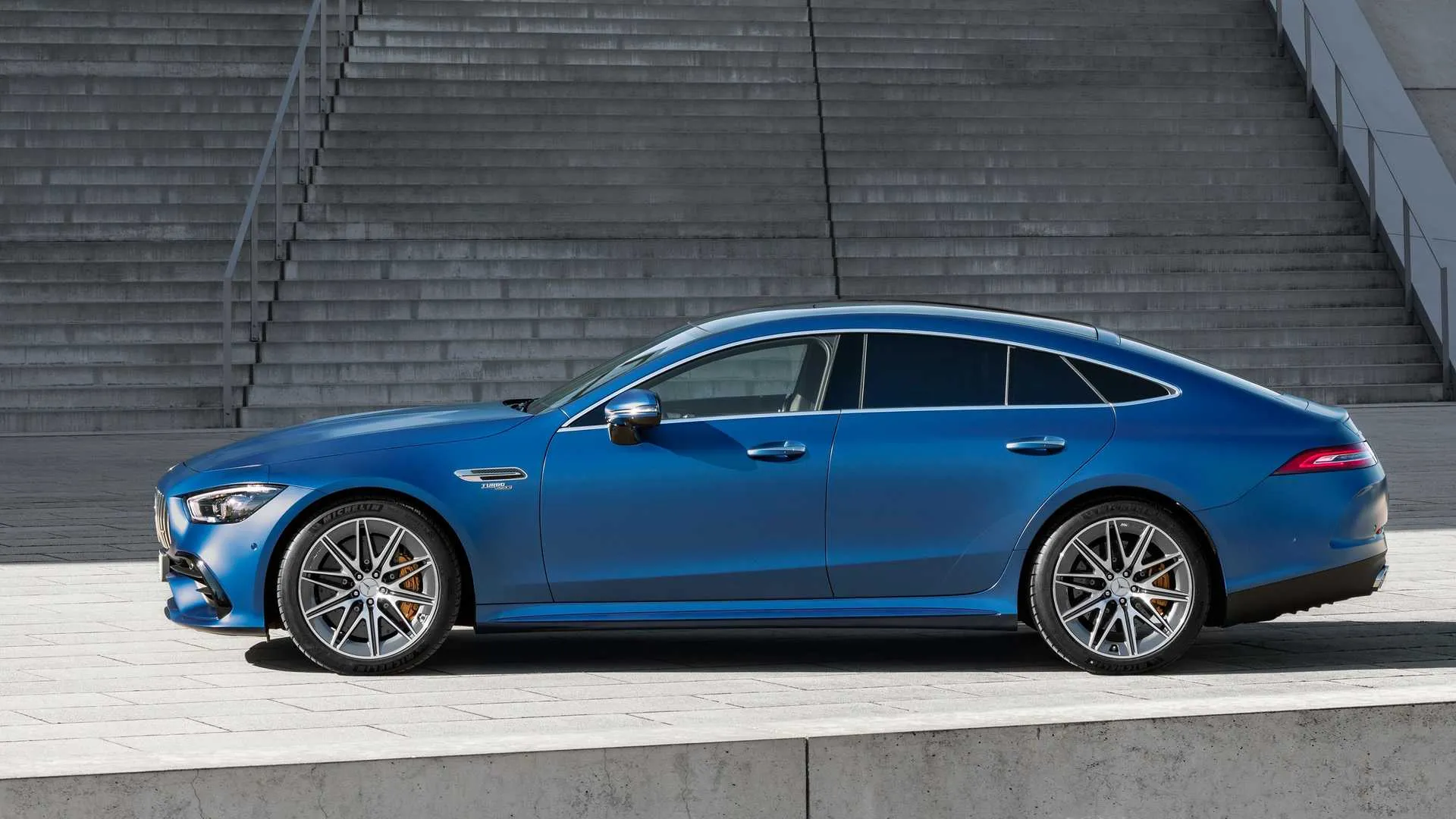 mercedes-amg gt 4door coupe lifting 