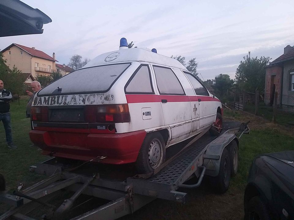 Wydłużone Yugo Florida na sprzedaż. To najgorszy ambulans świata