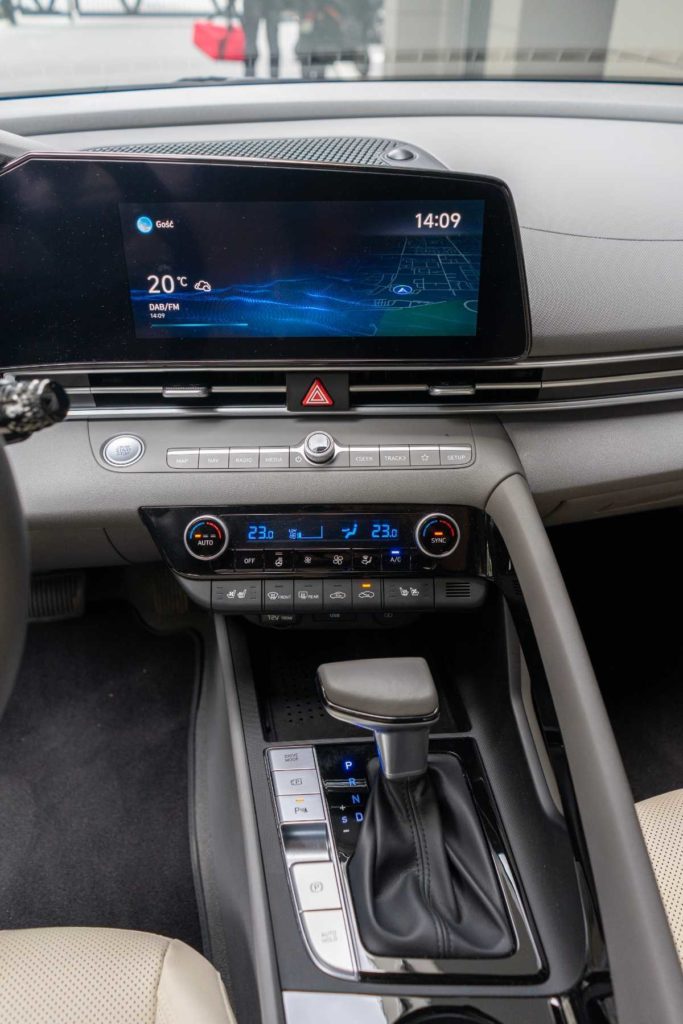 nowy hyundai elantra 2021 środek 