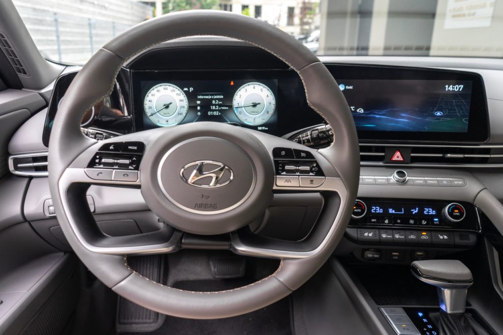 nowy hyundai elantra 2021 zegary cyfrowe 