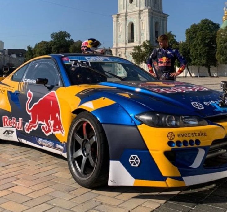 Pal gumę na zabytkowym placu w stolicy państwa. Do reklamy można