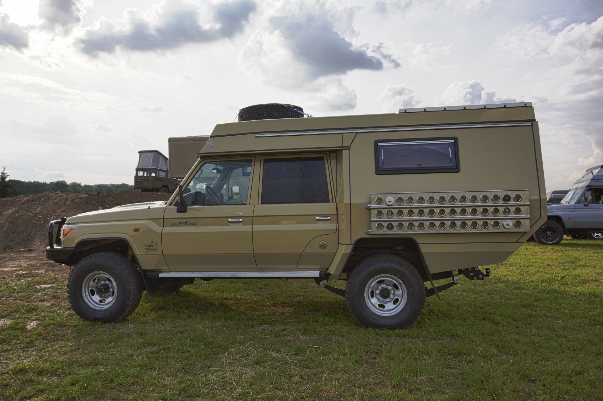 Oto Toyota Land Cruiser jako kamper za ponad 0,5 mln zł na Otomoto