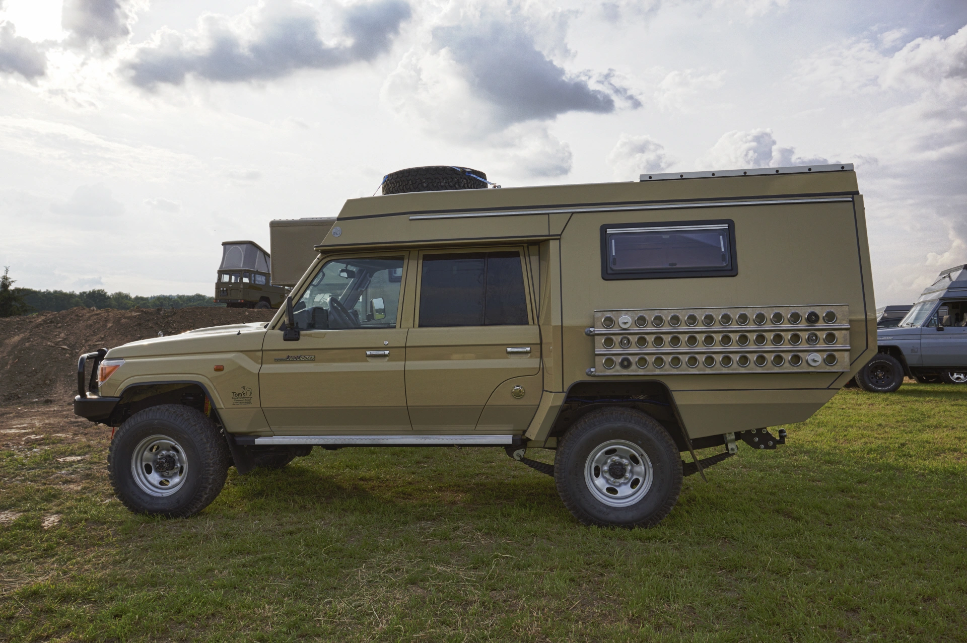 Oto Toyota Land Cruiser jako kamper za ponad 0,5 mln zł na Otomoto