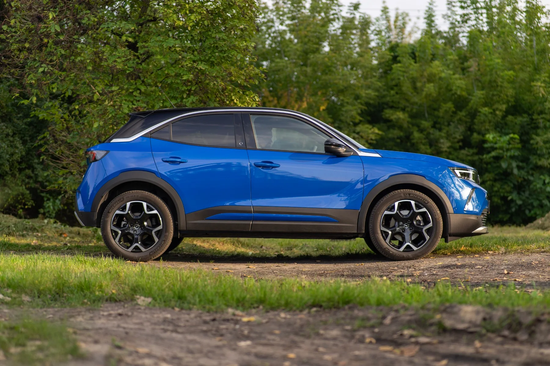 opel mokka e 2021 sylwetka