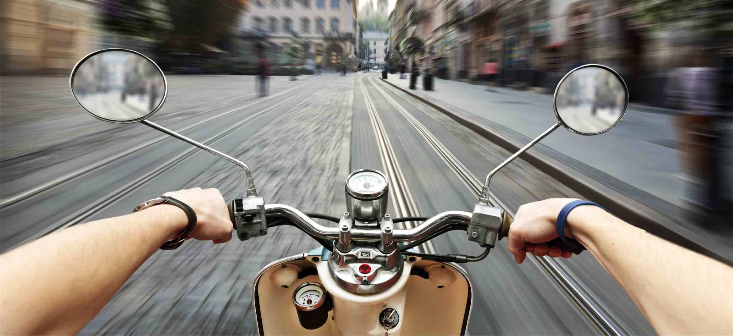 jazda motocyklem w korku