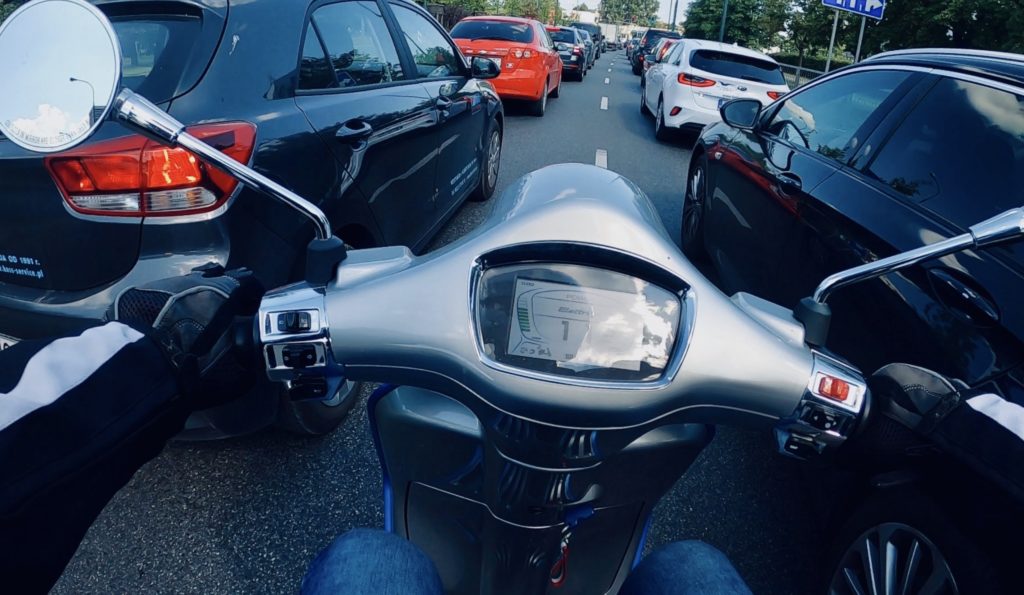 jak jeździć w korku skuterem 