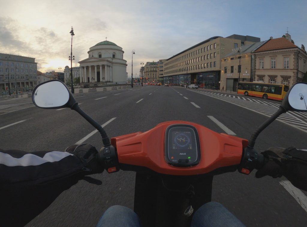 elektryczny skuter w mieście 