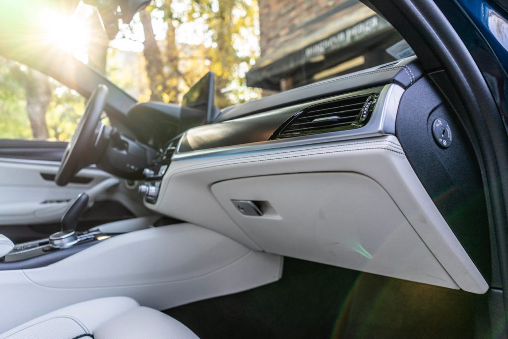 bmw 545e xDrive biała skóra 