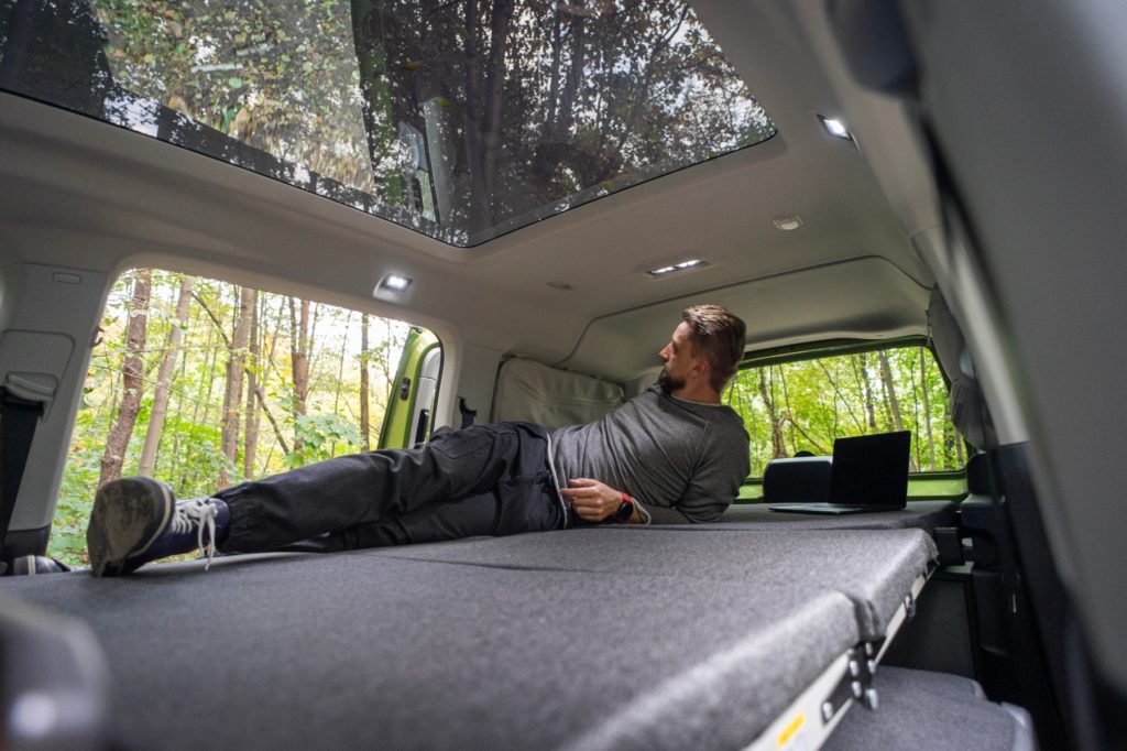 Volkswagen Caddy California łóżko 