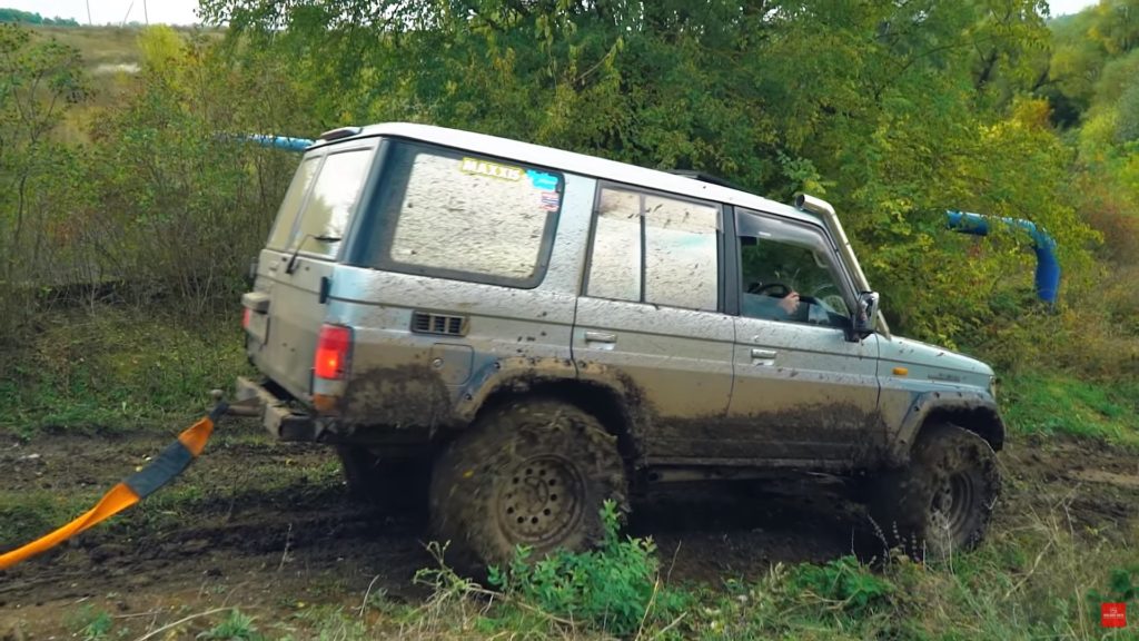 hummer w terenie