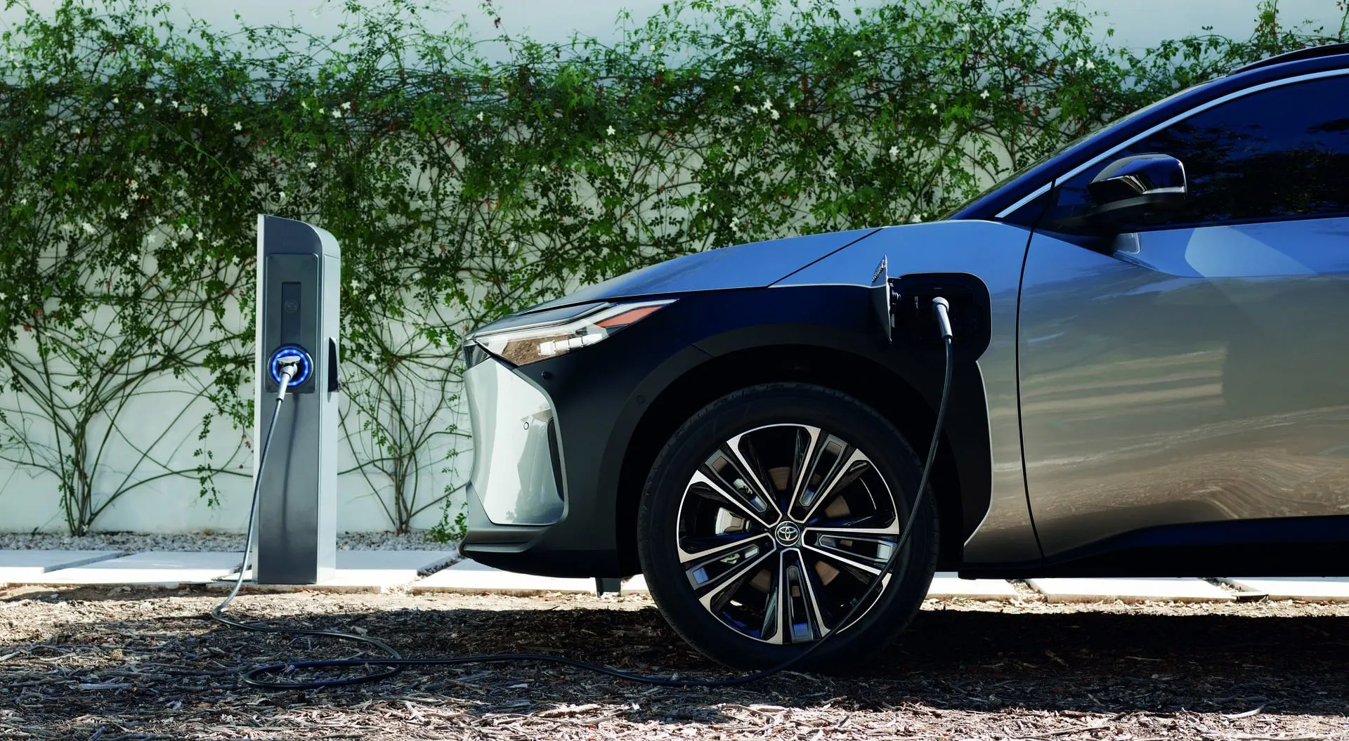 Elektryczna Toyota bZ4X ma wolant zamiast kierownicy i wygląd młotka
