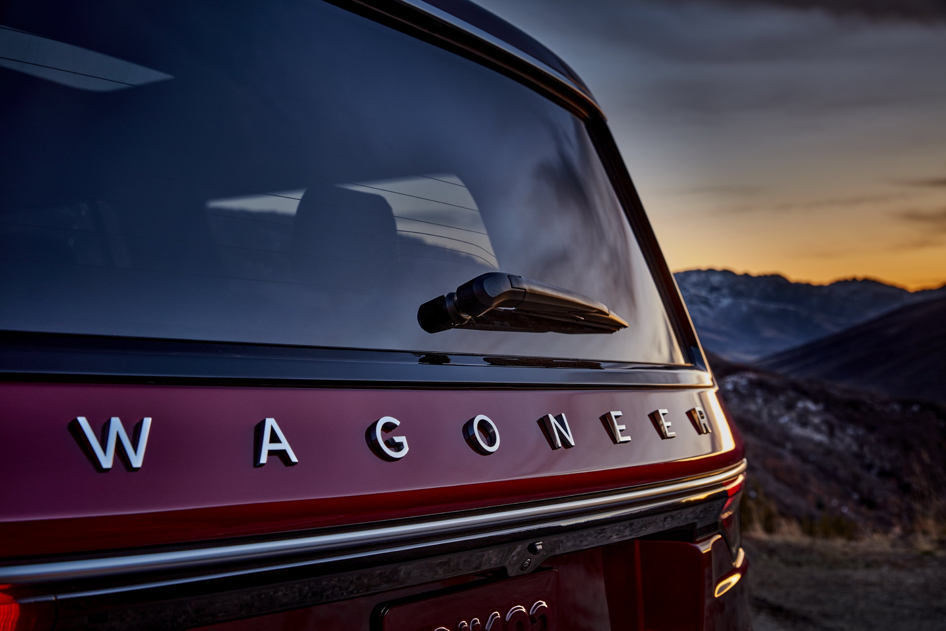 Jeep Wagoneer rozstrzelone litery 