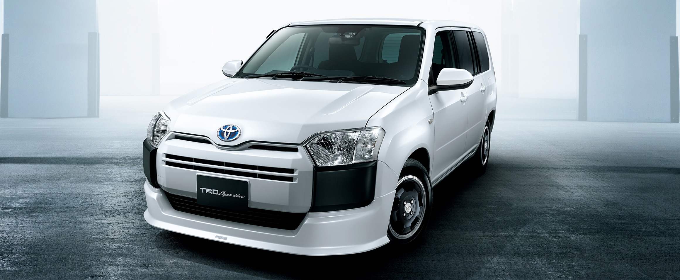 Toyota Probox ma 20 lat. Na rocznicę dodali jej elektryczne szyby z przodu