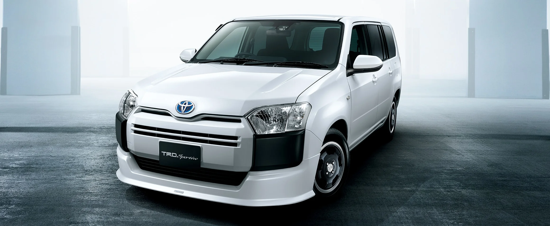 Toyota Probox ma 20 lat. Na rocznicę dodali jej elektryczne szyby z przodu
