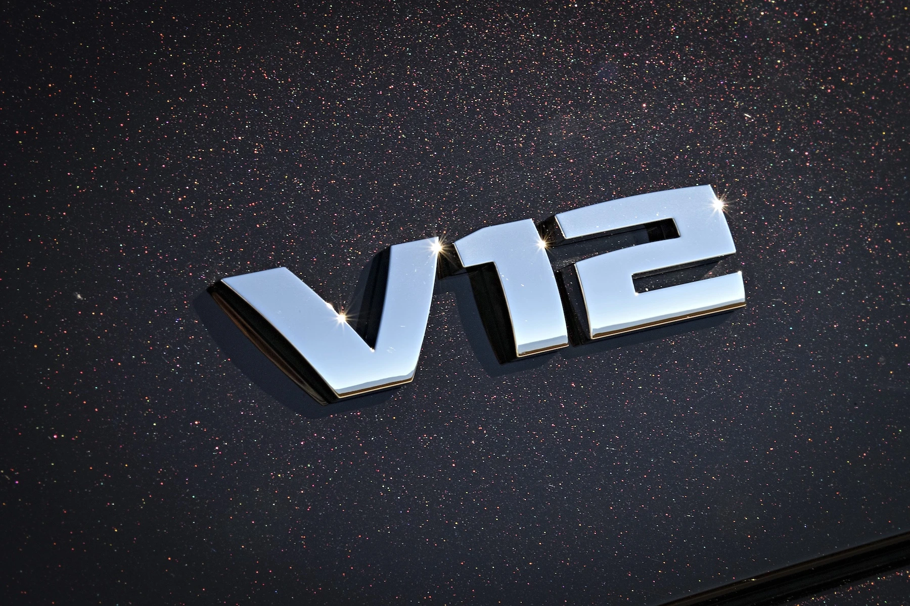 BMW przygotowało specjalny model na pożegnanie V12. Czekaj na telefon, może pozwolą ci go kupić