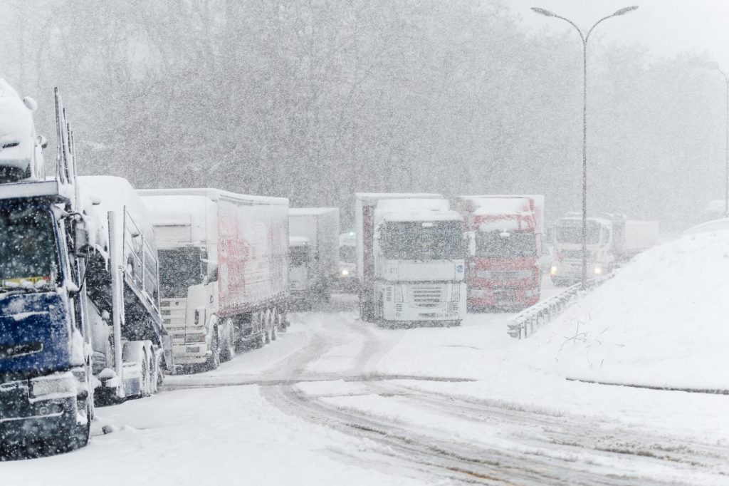 spadający lód z ciężarówki 