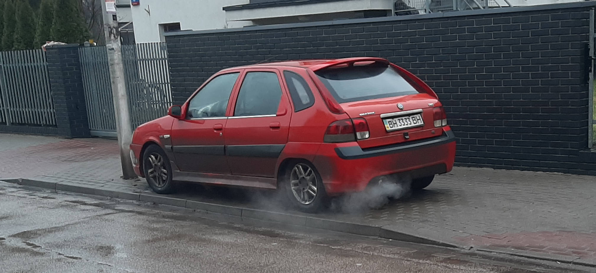 Oto Citroen ZX, który zjadł Hondę Civic w syropie klonowym