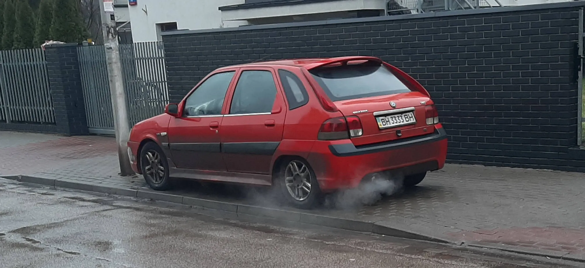 Oto Citroen ZX, który zjadł Hondę Civic w syropie klonowym
