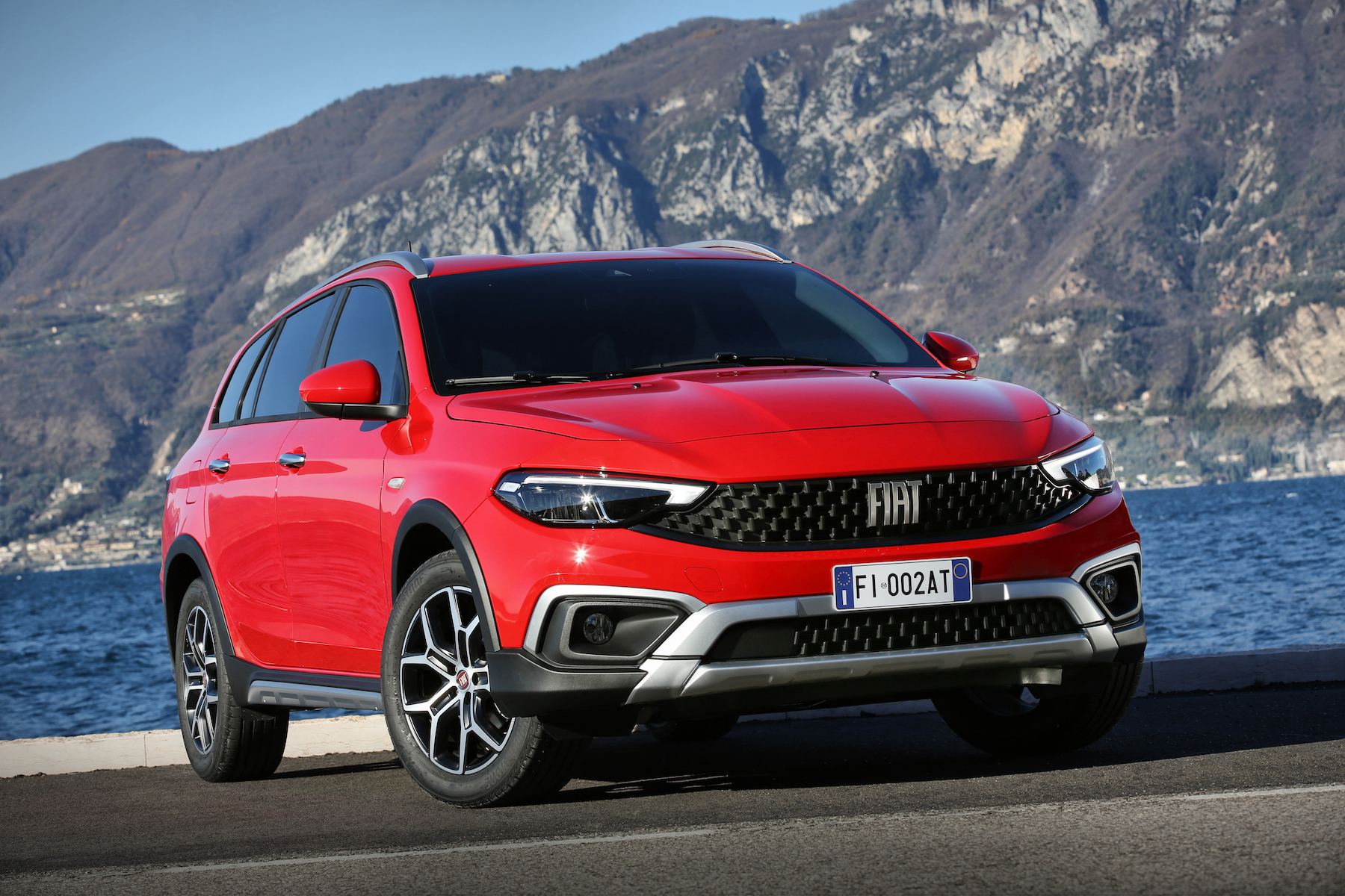Fiat Tipo Cross SW oficjalnie. Podniesiony, czerwony i z większym bagażnikiem