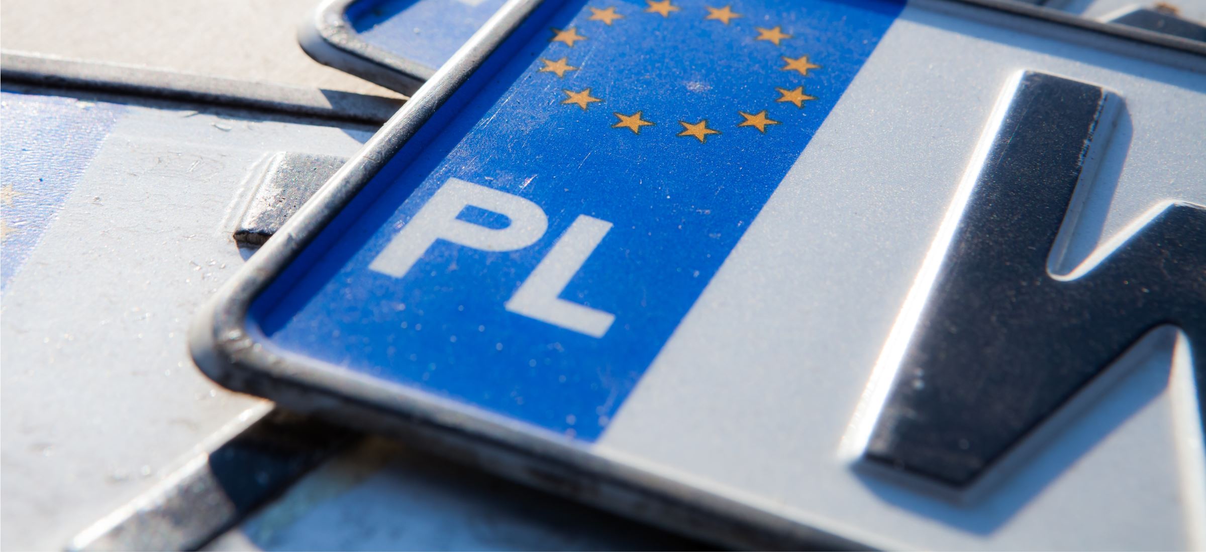 które tablice rejestracyjne zostają z autem