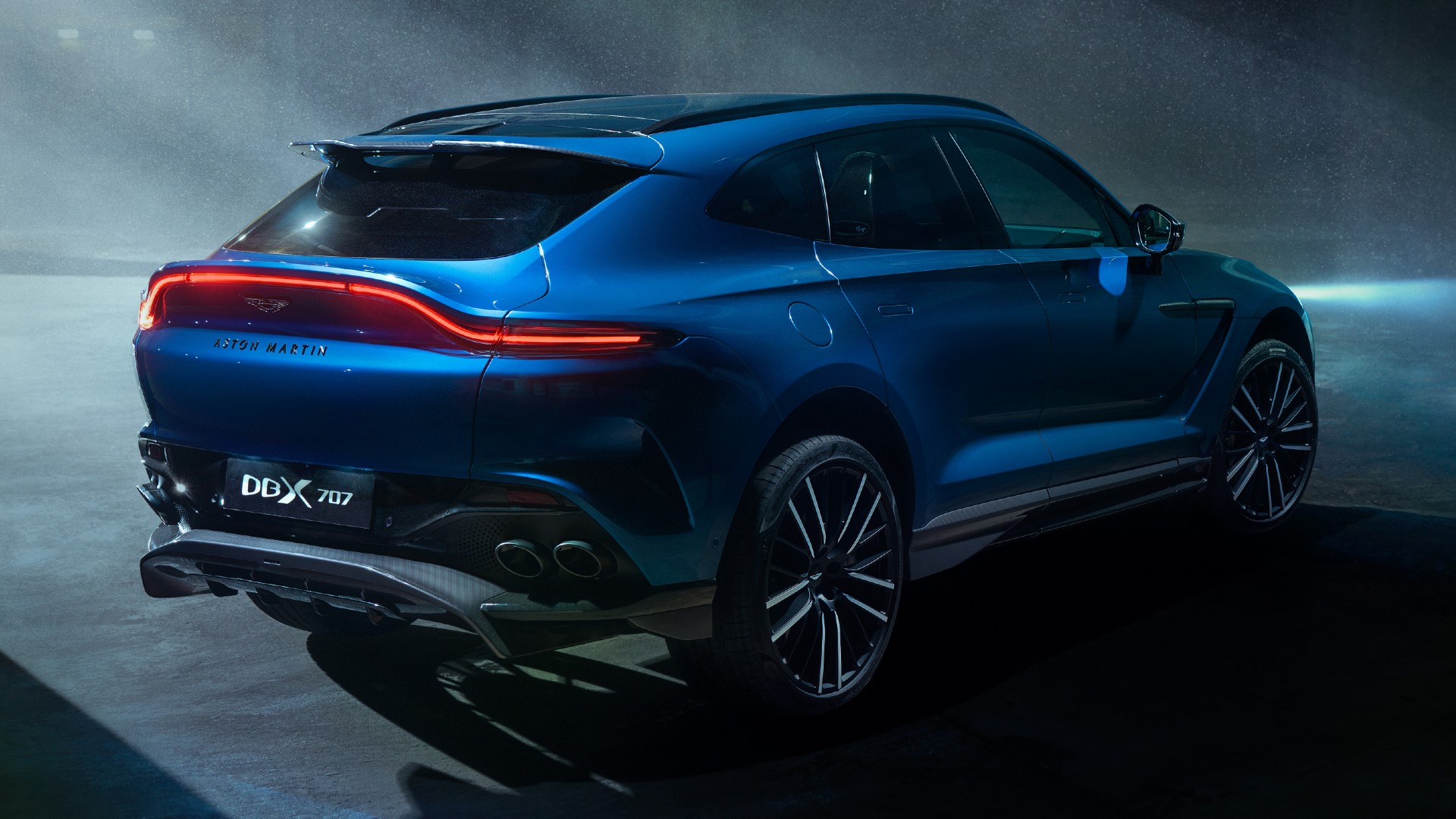 aston martin dbx 707 