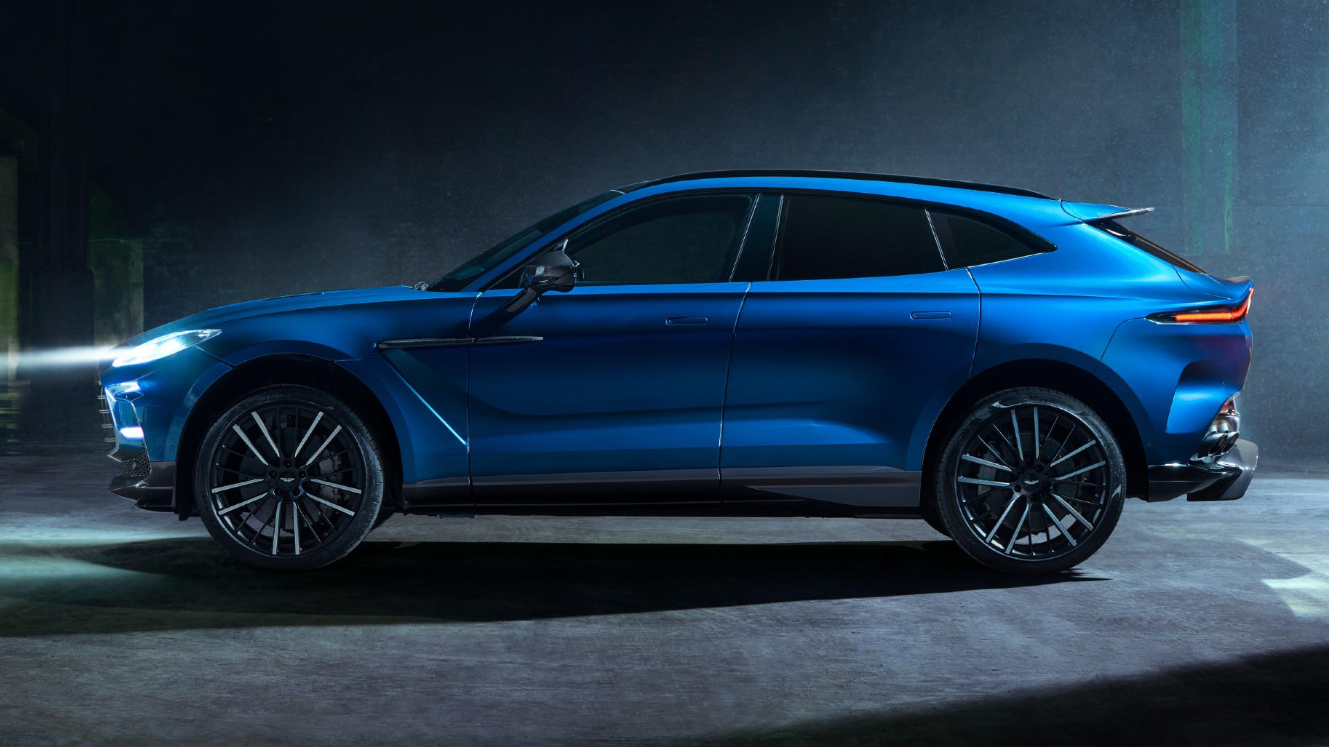 aston martin dbx 707 