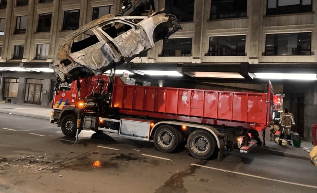 samochód elektryczny w garażu podziemnym