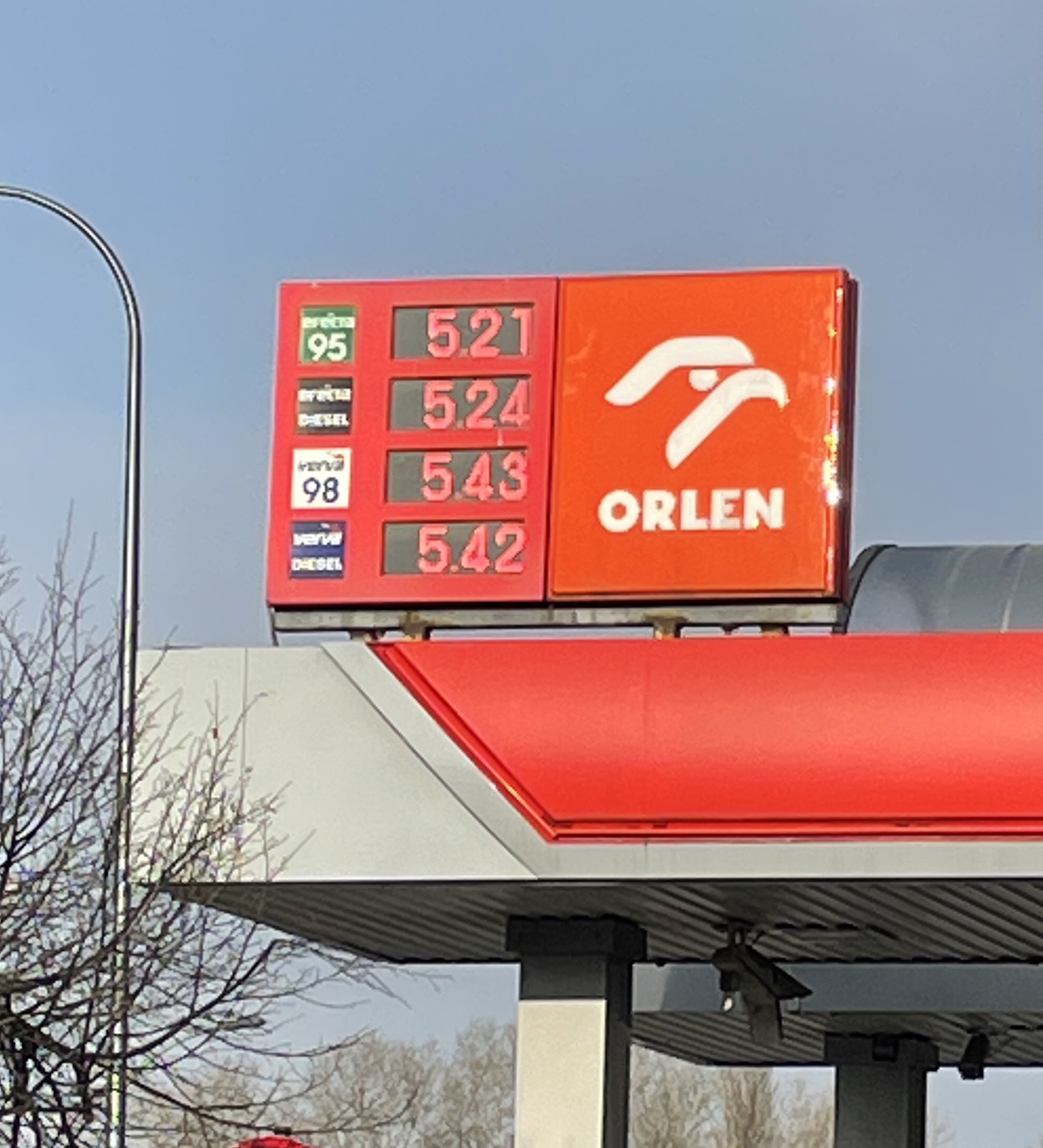 Aktualne ceny paliw: jest taniej, ale nie wszędzie tak samo taniej.