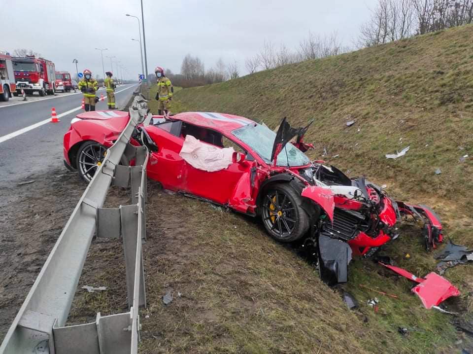 czy ferrari zmieści się pod barierkami