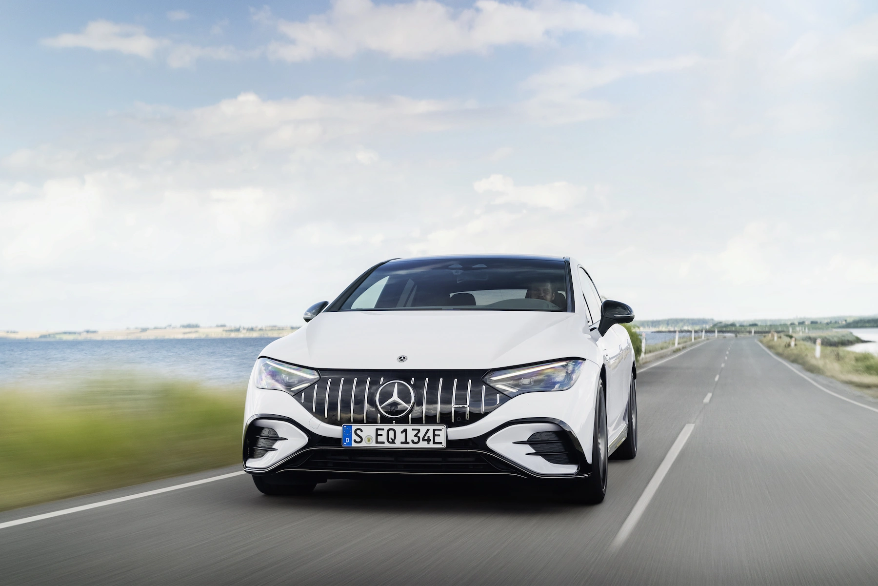 687 KM, 1000 Nm i 3,3 s do setki. Oto nowy Mercedes EQE od AMG