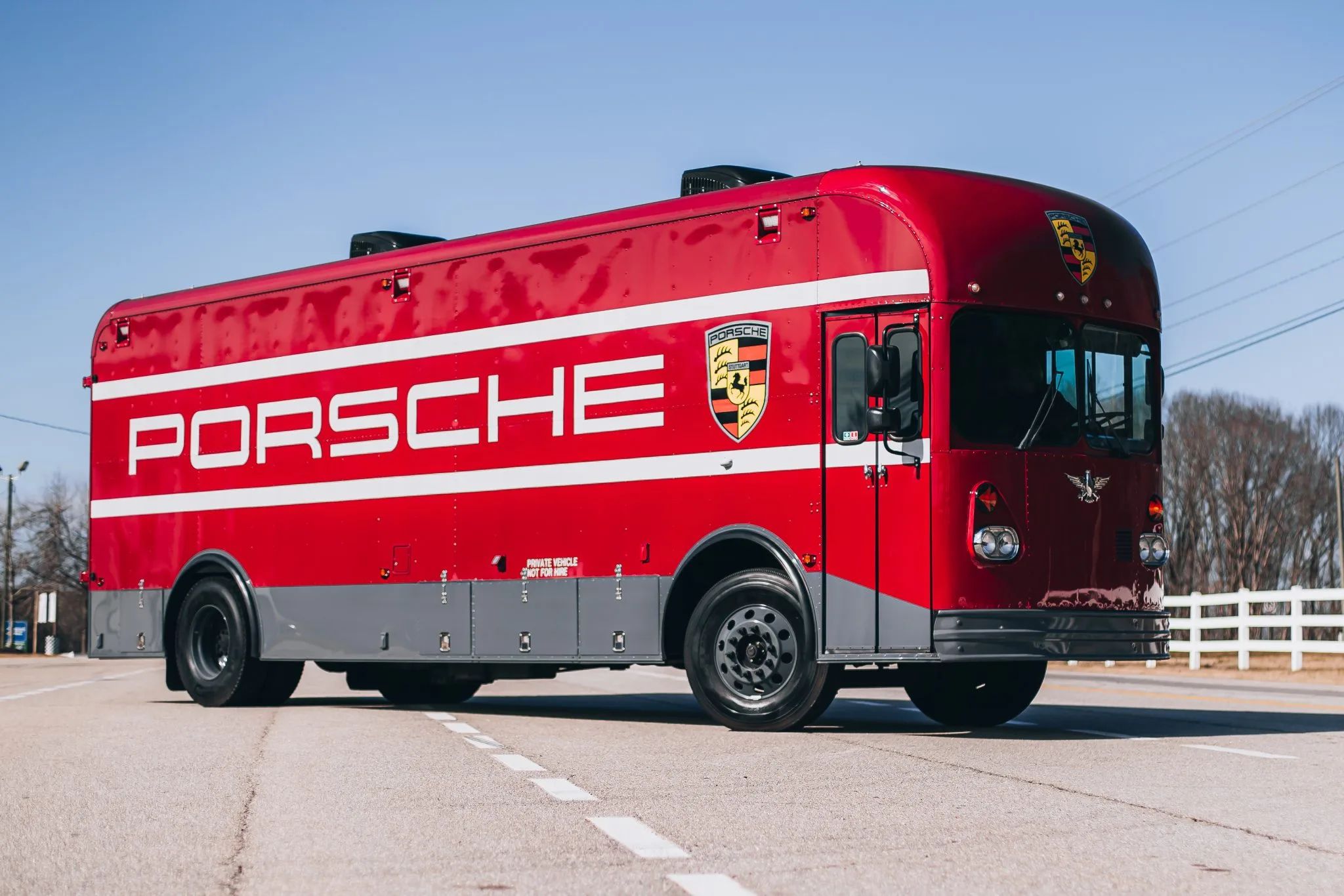 Odrestaurował autobus i napisał na nim "Porsche". Cena przebija sufit