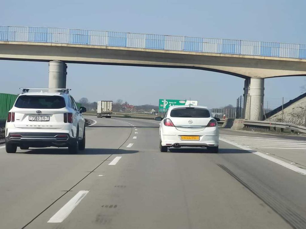 dzwine żółte tablice rejestracyjne