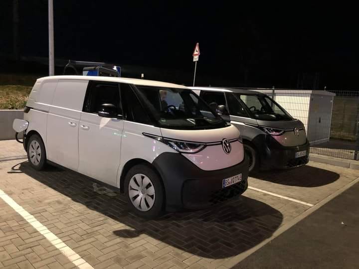 VW ID.Buzz na kołpaku i czarnym zderzaku. Sprawdź to, dzieciaku