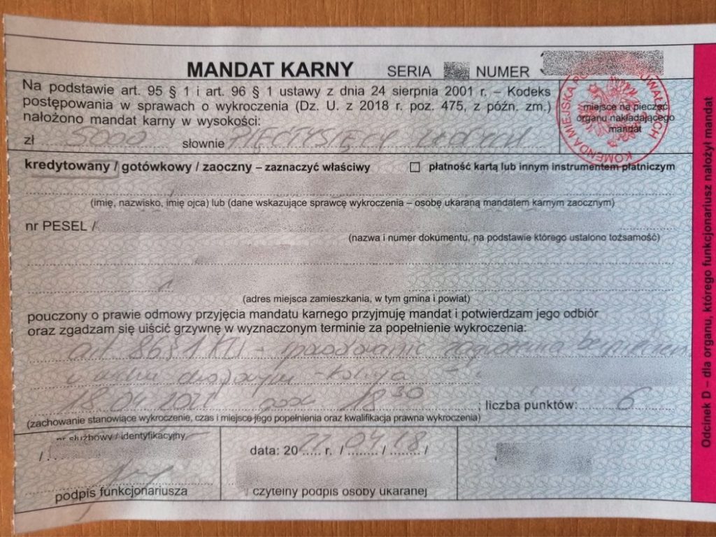 mandat za uderzenie w drzewo 