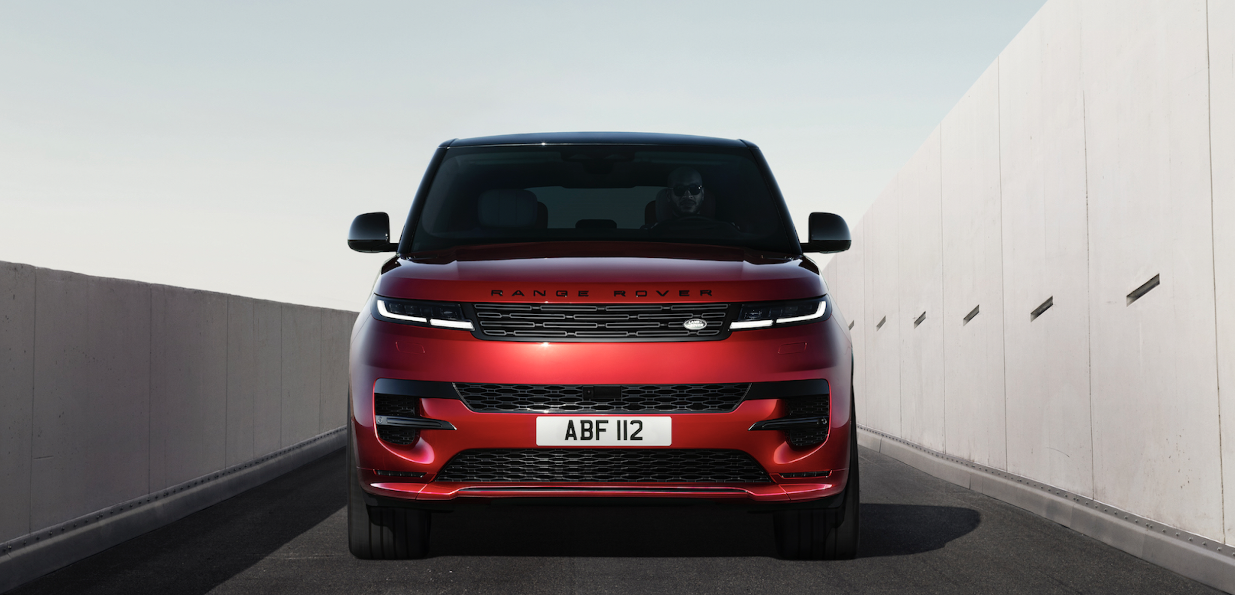 Oto nowy Range Rover Sport. Ma V8 i pokrętła od klimatyzacji