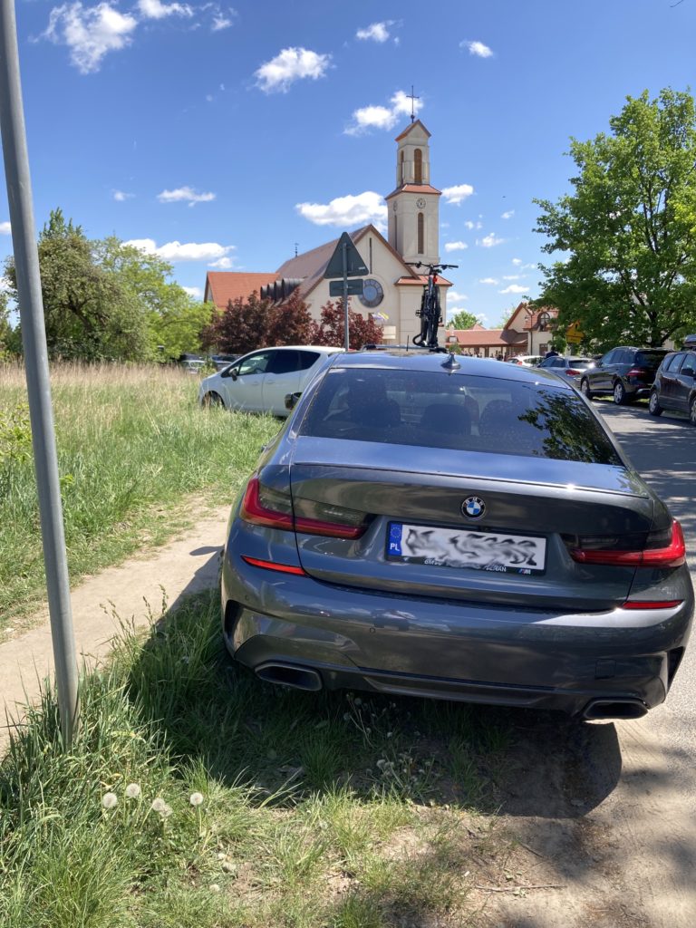 parkowanie pod kościołem 