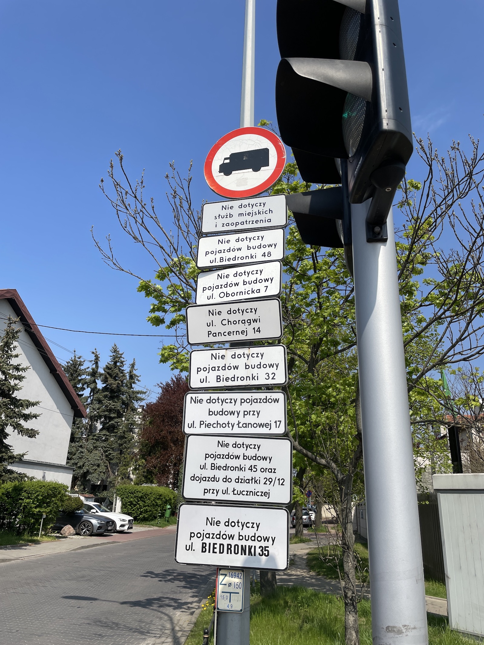 Oto znakototem - zakaz wjazdu dla ciężarówek, który nikogo nie dotyczy