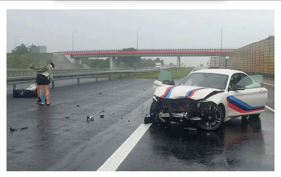 Influencerzy w BMW poszli jak dzik w sosnę. Zły profil drogi, akwaplanacja, taka… sytuacja