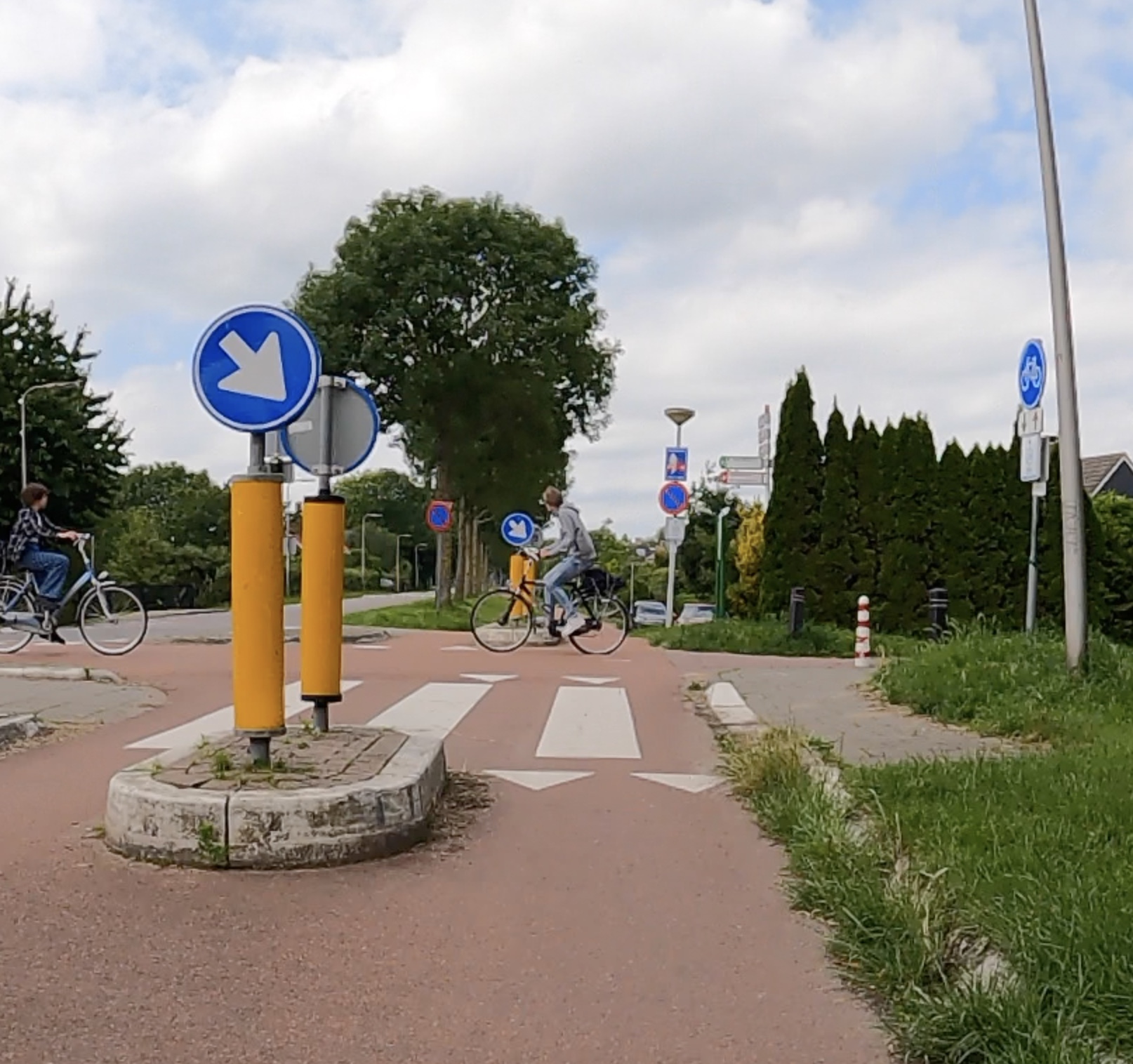 Przejście dla pieszych na drodze rowerowej 
