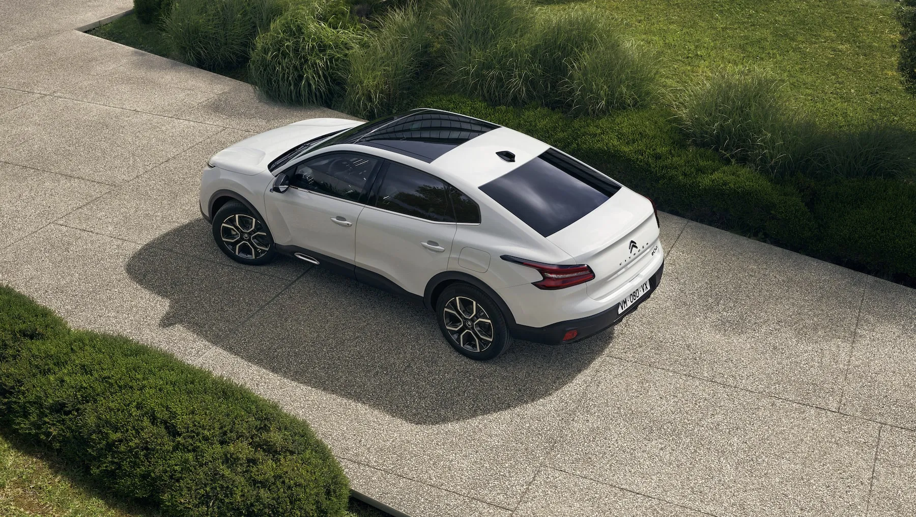 Oto nowy Citroen C4 X. Z jednej strony SUV, z drugiej trochę sedan