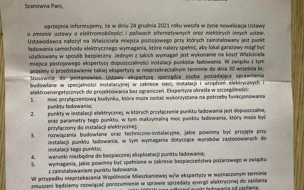 punkt ładowania w garażu podziemnym 
