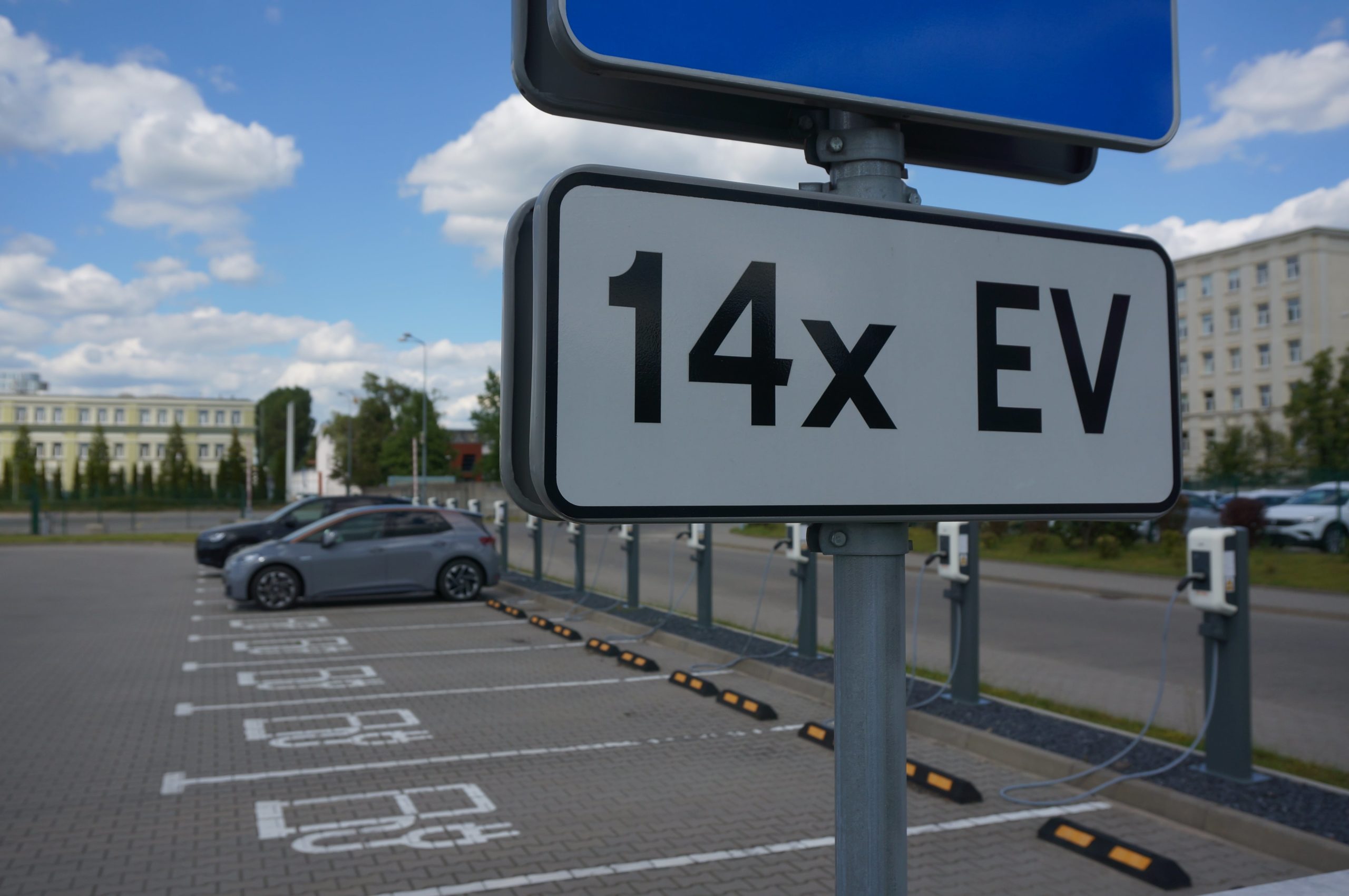 Polakom wydaje się, że jeżdżą elektrycznymi samochodami. Mają rację, wydaje im się