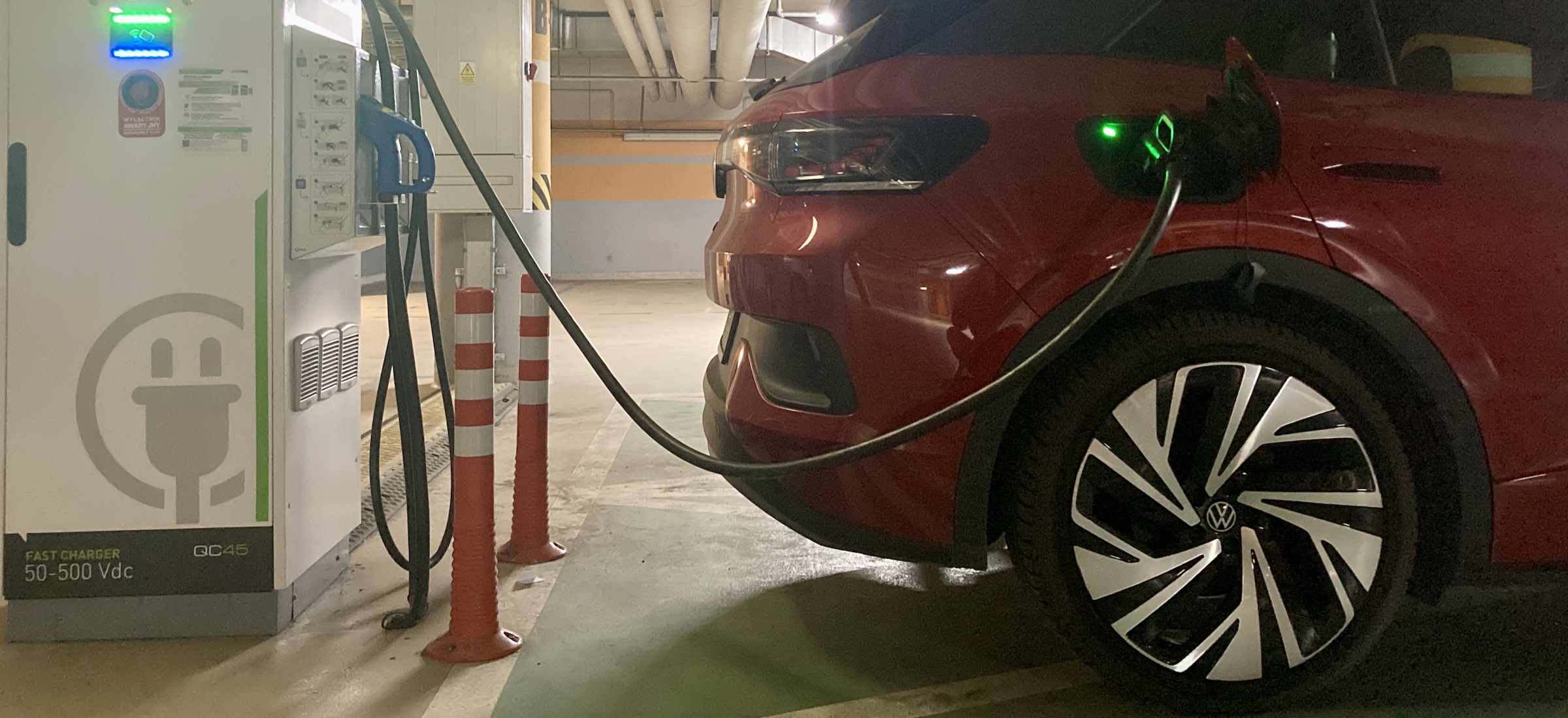 ładowanie samochodu elektrycznego z gniazdka