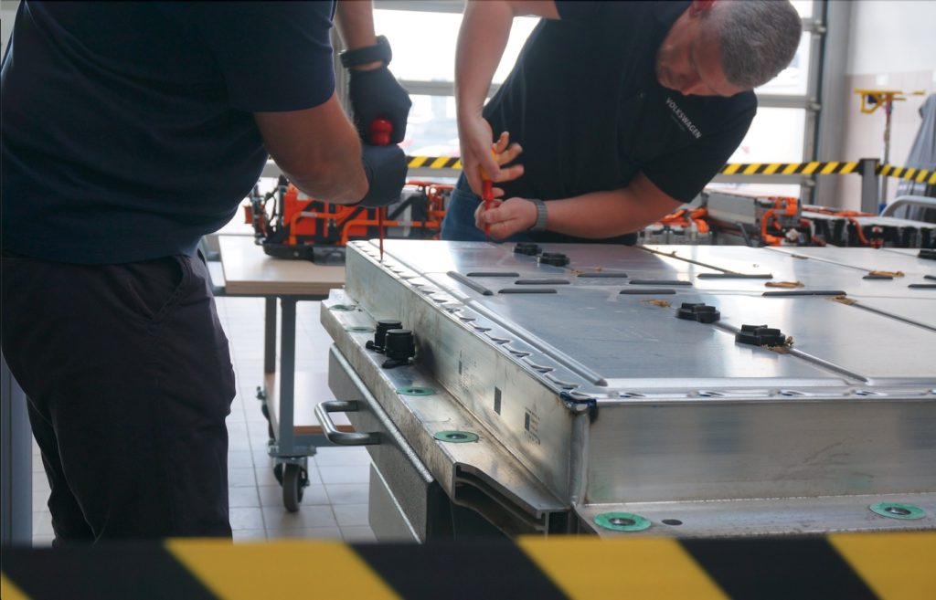 demontaż zestawu akumulatorów w samochodzie elektrycznym 