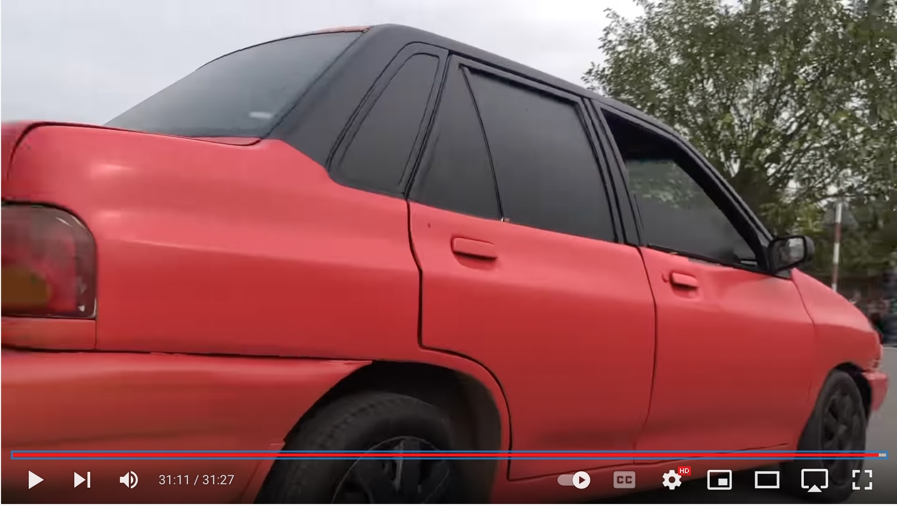 Pomalował kompresor klimatyzacji na różowo i spalone auto zaczęło jeździć. Kocham Youtube