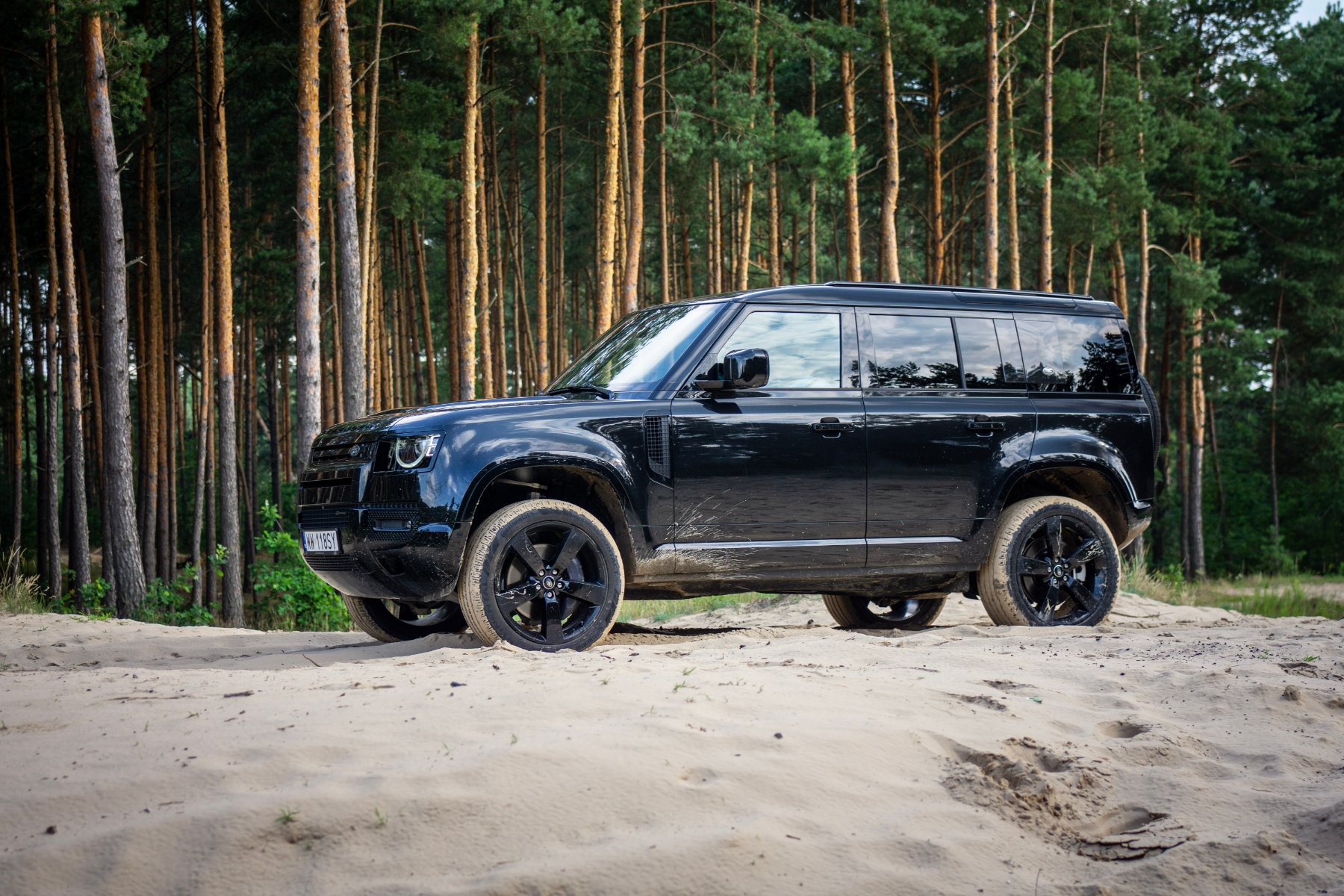 Nowy Land Rover Defender pod operą i w piasku. Jest dzielny, ale ma za małe serce